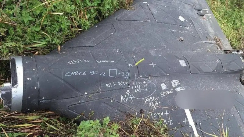 Tình báo Ukraine, cũng phát hiện ra rằng người Nga đã di chuyển mô-đun ăng-ten Kometa-M CRPA (bảo vệ UAV khỏi bị gây nhiễu điện tử và cải thiện độ chính xác dẫn đường cho Ukraine) từ cánh phải của UAV cảm tử Geran-2, đến phần gốc mũi của UAV.