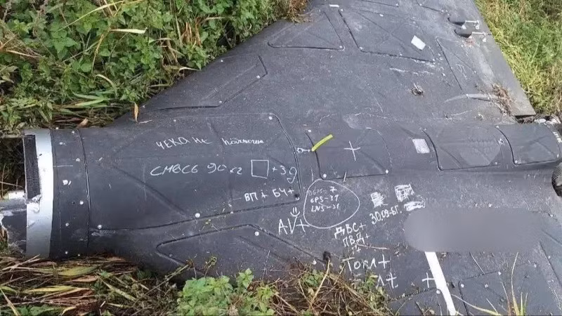 Tình báo Ukraine, cũng phát hiện ra rằng người Nga đã di chuyển mô-đun ăng-ten Kometa-M CRPA (bảo vệ UAV khỏi bị gây nhiễu điện tử và cải thiện độ chính xác dẫn đường cho Ukraine) từ cánh phải của UAV cảm tử Geran-2, đến phần gốc mũi của UAV.