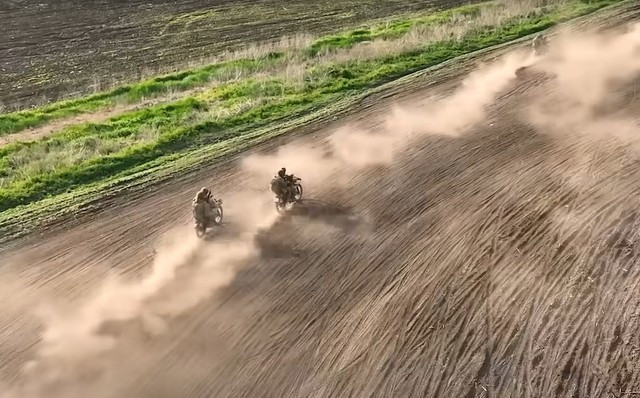 Thứ hai, điều kiện thời tiết xấu cũng đóng một vai trò quan trọng, cho phép quân Nga bí mật tập trung một số lượng lớn xe bọc thép. Chuyên gia quân sự Andrei Marochko nói với Readovka rằng, trần mây thấp đã ngăn cản UAV của đối phương duy trì giám sát đáng tin cậy đối với các vị trí RFAF.