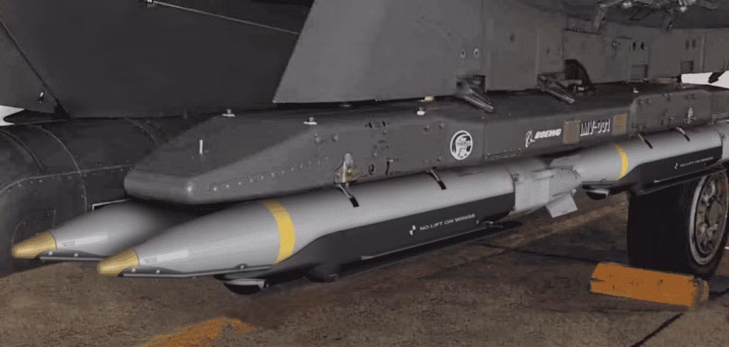 Cần lưu ý rằng UMPB D-30SN là loại bom mới được phát triển với trọng lượng khoảng 250 kg. Về mặt khái niệm, nó tương tự như GBU-39/SDB của Mỹ. Nó không chỉ thả từ máy bay, mà còn được phóng từ bệ phóng rocket đa nòng 300mm Smerch, tương tự như bom GLSDB của Mỹ và Thụy Điển hợp tác sản xuất.