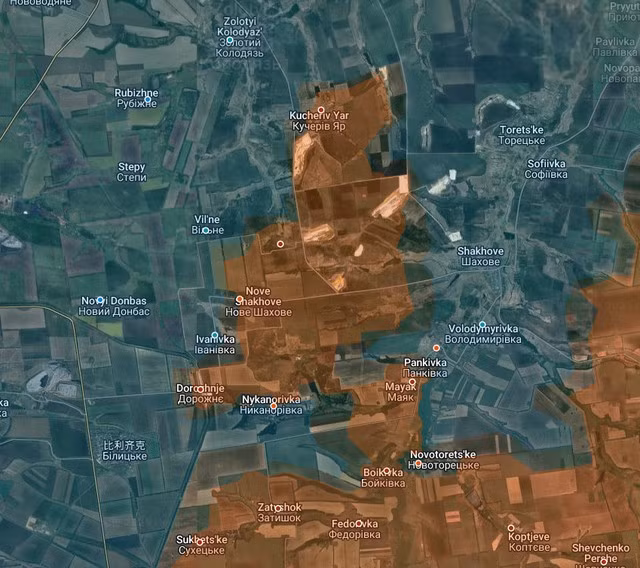 Cùng với việc tăng sức ép bao vây Pokrovsk, thì mũi thọc sâu Dobropolye (phía bắc Pokrovsk) của Nga tiếp tục mở rộng. Theo kênh Readovka, RFAF đã giành quyền kiểm soát Volodymyrivka, ở chân của mũi thọc sâu Dobropolye, đặt ra một thách thức lớn cho quân Ukraine phản công.