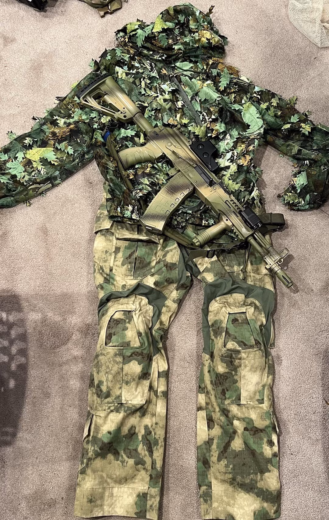 Súng máy RPL-20 bộ binh sơn màu multicam, xuất phát từ nhu cầu ngụy trang tối đa cho binh lính và vũ khí của họ, trong nhiều điều kiện chiến đấu khác nhau. Quân phục và trang bị của binh lính trong phối màu multicam, với súng máy cùng màu, giúp nâng cao khả năng ngụy trang trên nhiều loại địa hình.