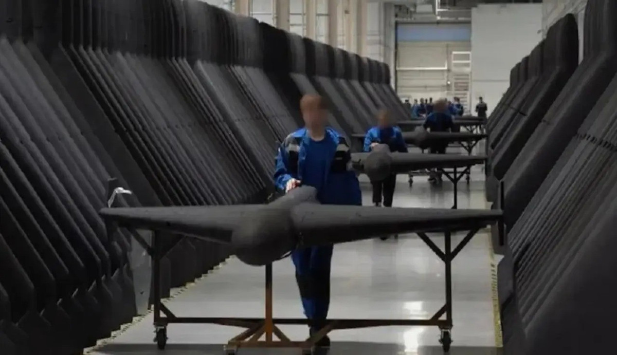 Trong khi đó, các nguồn tin của Ukraine, cho biết sự lo ngại của lãnh đạo Kiev, khi Nga đã tích trữ ít nhất hai nghìn UAV tấn công (bao gồm khoảng 1.400 chiếc Geranium). Với số lượng này, RFAF có thể sử dụng cho hai hoặc ba cuộc tấn công quy mô cực lớn.