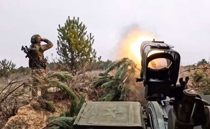 Nhưng hiện tại, mọi thứ di chuyển đều đang bị UAV FPV của Nga tấn công. Tình hình trên toàn bộ hướng di chuyển đang rất nguy cấp và triển vọng phòng thủ của chúng ta hiện tại hoàn toàn không khả quan", Miroshnikov tóm tắt thông tin.