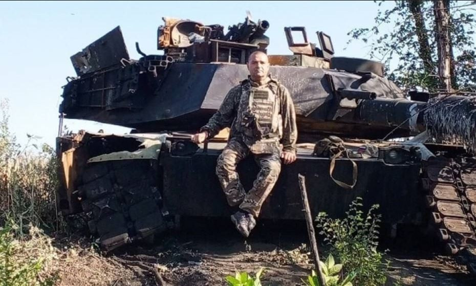 Tuy nhiên, tại chiến trường Ukraine, những chiếc xe tăng này đã gặp phải nhiều vấn đề nghiêm trọng, làm giảm hiệu quả chiến đấu. Một trong những lý do chính khiến xe tăng kém hiệu quả, chính là thiếu sự hỗ trợ trên không và pháo binh, thiếu thợ kỹ thuật có trình độ, cũng như lính tăng được huấn luyện bài bản và chuyên sâu, cũng như thiết bị hỗ trợ.