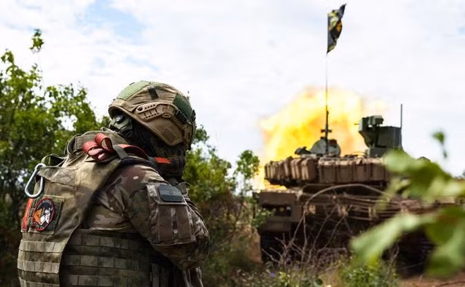  Họ cho rằng, RFAF chắc chắn sẽ lợi dụng "tối hậu thư 50 ngày" mà Tổng thống Mỹ Donald Trump tuyên bố, để phát động một cuộc tấn công quy mô lớn. Một số chuyên gia Ukraine, cũng phân tích rằng RFAF có thể sớm phát động hai cuộc tấn công từ cùng một hướng, một là đòn nghi binh để gây hoang mang, và một là tấn công thật. Vì lý do này, RFAF đang tích trữ xe bọc thép hạng nặng.