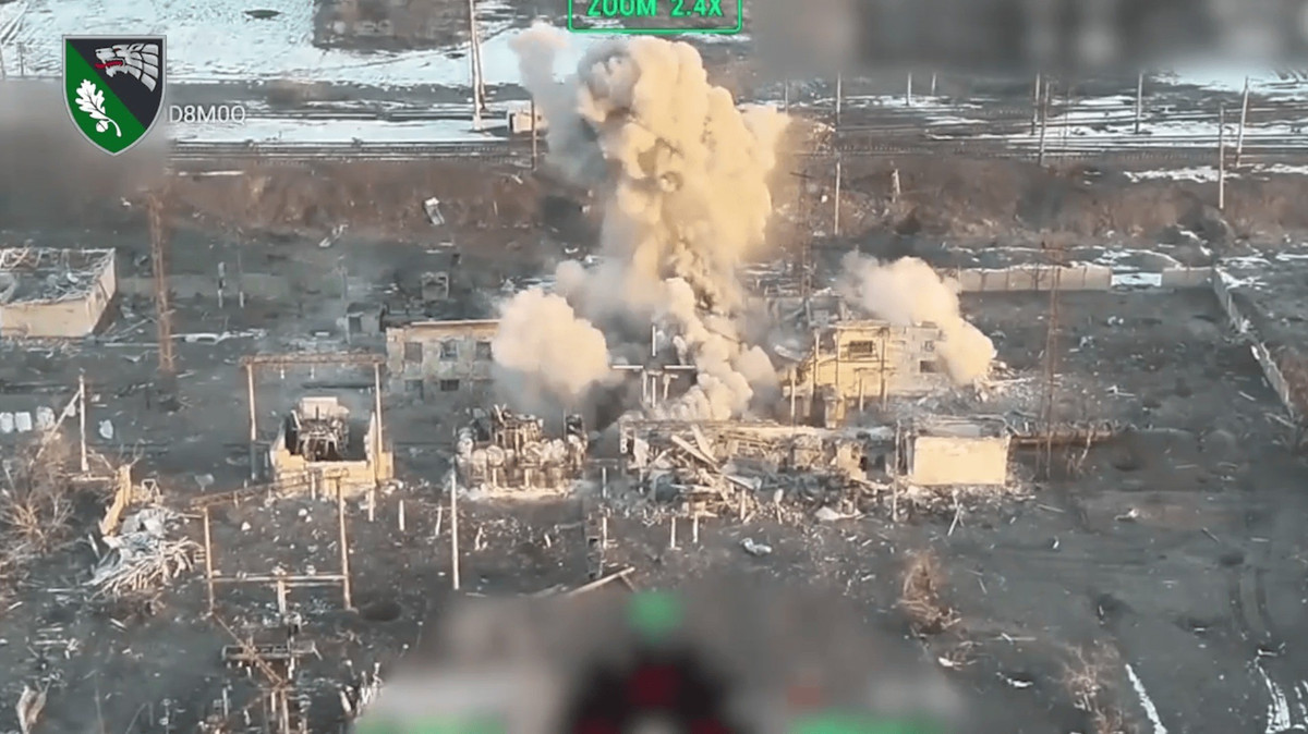 Theo bản đồ Liveuamap của Lầu Năm góc được cập nhật hàng ngày, quân Nga đã tiếp cận nhà máy thép Donetskstal và chiếm được khoảng một nửa nhà máy này. Như vậy, quân Ukraine đồn trú tại Udachny trên thực tế đã bị bao vây từ ba phía.