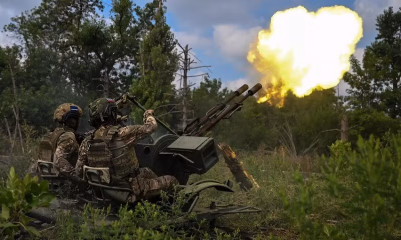 Cùng lúc đó, các đơn vị xung kích thuộc Cụm quân trung tâm RFAF tiếp tục tiến về hướng này, đã bắt đầu tiến công đột phá vào ngôi làng Nikanorivka, nằm ở phía bắc Zatyshok. Nhìn chung, tốc độ tấn công của RFAF trên hướng này đang tiếp tục tăng lên.