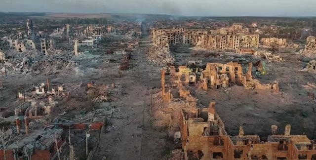 Như vậy, RFAF về cơ bản đã kiểm soát phần lớn Volchansk và đang cắm cờ khắp thành phố. Volchansk chỉ cách biên giới Nga khoảng 4 km. Đến tháng 11 năm nay, lực lượng biệt kích Nga đã giành quyền kiểm soát một số vị trí ở quận Kislyakka từ phía tây nam, sau 569 ngày chiến tranh đô thị khốc liệt.