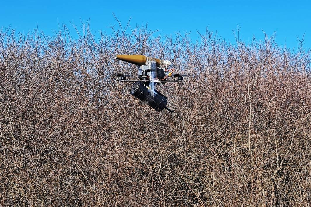 Mặc dù AFU, với sự giúp đỡ của các chuyên gia NATO, làm mọi cách để ngăn chặn lực lượng UAV của Nga nói chung và Lữ đoàn Rubicon. Nhưng sự lớn mạnh của Lữ đoàn Rubicon, cho thấy phía Nga đã học hỏi nhanh chóng và áp dụng thành công chiến thuật tác chiến UAV ở quy mô công nghiệp. Ukraine giờ đang chạy đua với thời gian để phát triển biện pháp đối phó. (nguồn ảnh Forbes, Ukrinform, TASS).