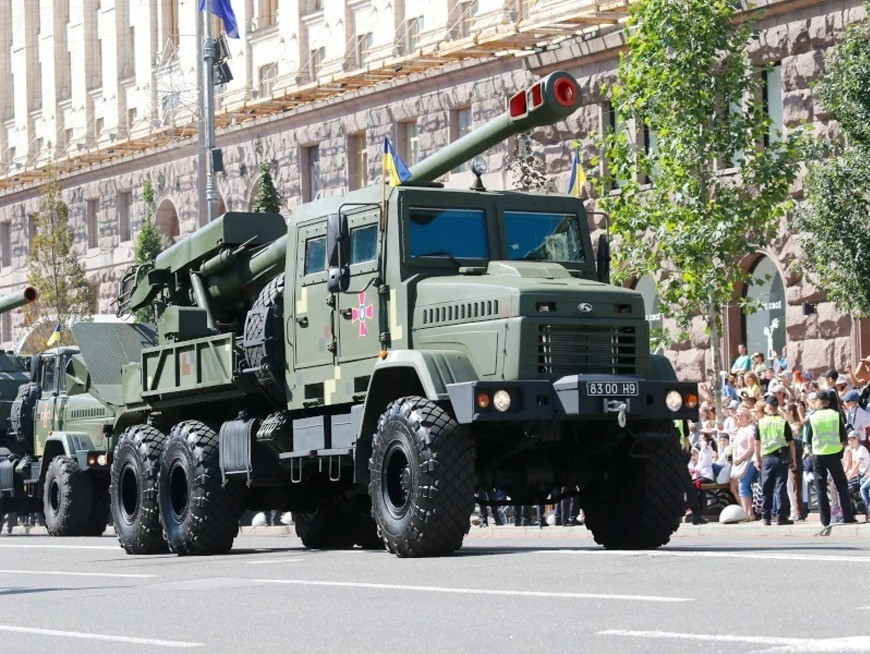 Nguồn tài chính để Ukraine hoàn thiện lô pháo Bohdana 2S22 đầu tiên với số lượng 18 khẩu, do các nước phương Tây, đứng đầu là Đan Mạch cung cấp vào giữa năm 2024. Như vậy Đan Mạch đã trở thành quốc gia NATO đầu tiên tài trợ trực tiếp cho việc sản xuất vũ khí và đạn pháo của Ukraine.