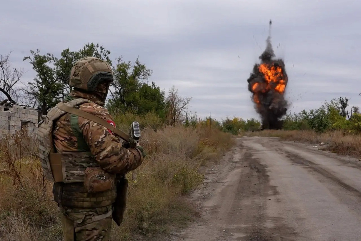 Việc RFAF chiếm đầu cầu Novopavlivka và sự đột phá tiếp theo của họ trên hướng này, đang cô lập các trận địa phòng thủ Pokrovsk và Myrnohrad của AFU. Có thể khẳng định, hệ thống phòng thủ thống nhất gần như không tồn tại, mặc dù một số tuyến liên lạc vẫn còn.