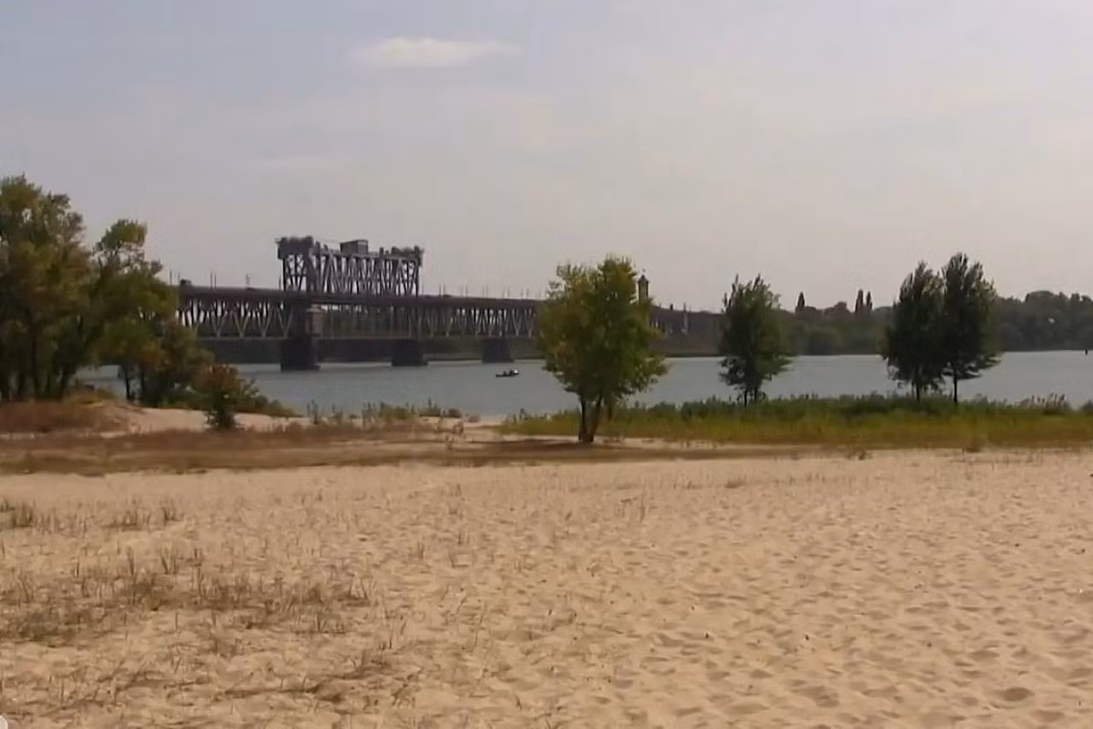 Xét cho cùng, cho đến gần đây, không chỉ đường sắt mà cả đường bộ đều được vận chuyển qua cây cầu này. Và việc phải mất vài ngày để sửa chữa cây cầu chắc chắn sẽ làm gián đoạn chuỗi cung ứng. Nhưng rõ ràng là không thể phá hủy một mục tiêu như vậy chỉ bằng một chiếc UAV Geran-2. Và RFAF cũng hiểu rõ điều này.