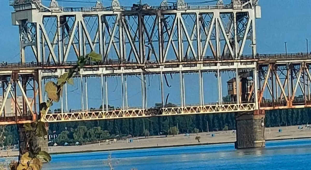 Xét đến việc cây cầu Kryukov chỉ bị tấn công bởi một chiếc UAV tự sát Geran-2, nên còn quá sớm để đưa ra kết luận sâu rộng về sự khởi đầu của một chiến dịch tấn công vào những cây cầu qua sông Dnieper. Có thể mục tiêu thực sự của cuộc tấn công là hạn chế nguồn cung của AFU về miền Đông Ukraine.