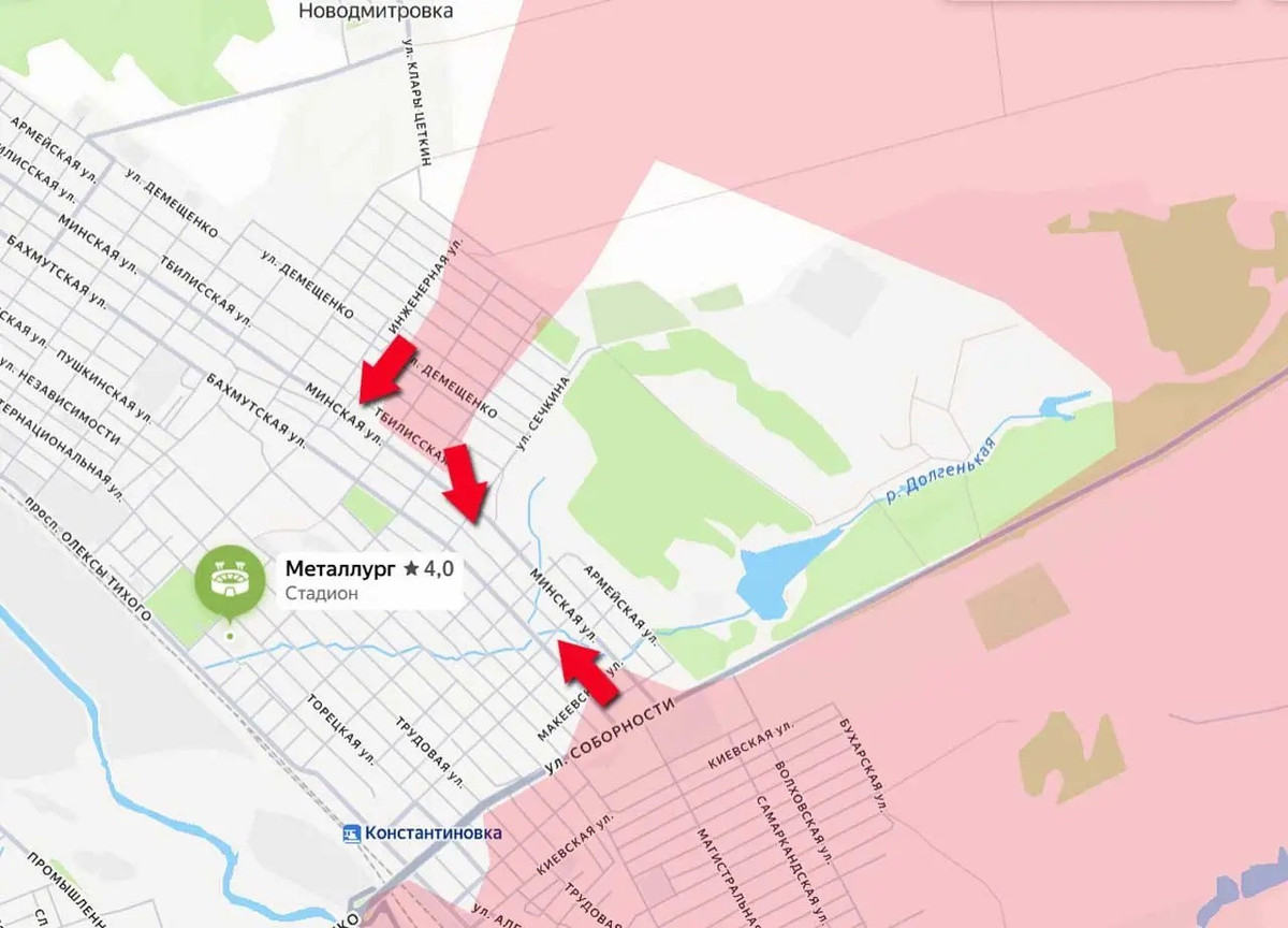 Đồng thời, một số nhóm tấn công, được hỗ trợ bởi các đơn vị UAV, đã chọc thủng phòng tuyến của quân Ukraine ở phía đông bắc Konstantinovka và tiến vào thành phố từ đầu cầu phía nam làng Novodmitrovka. Trong khu vực này của đường chiến tuyến, phần lớn các tuyến phố sau đây đã nằm dưới sự kiểm soát của Nga: Staleplavilnaya, Martenovskaya, Parkovaya, Belinskogo, Radishcheva, Volgogradskaya, Demeschenko, Shankhayskaya, Armeyskaya, Tbilisskaya và Inzhenernaya.