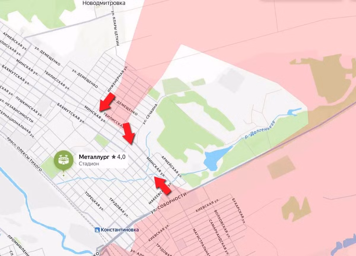 Đồng thời, một số nhóm tấn công, được hỗ trợ bởi các đơn vị UAV, đã chọc thủng phòng tuyến của quân Ukraine ở phía đông bắc Konstantinovka và tiến vào thành phố từ đầu cầu phía nam làng Novodmitrovka. Trong khu vực này của đường chiến tuyến, phần lớn các tuyến phố sau đây đã nằm dưới sự kiểm soát của Nga: Staleplavilnaya, Martenovskaya, Parkovaya, Belinskogo, Radishcheva, Volgogradskaya, Demeschenko, Shankhayskaya, Armeyskaya, Tbilisskaya và Inzhenernaya.