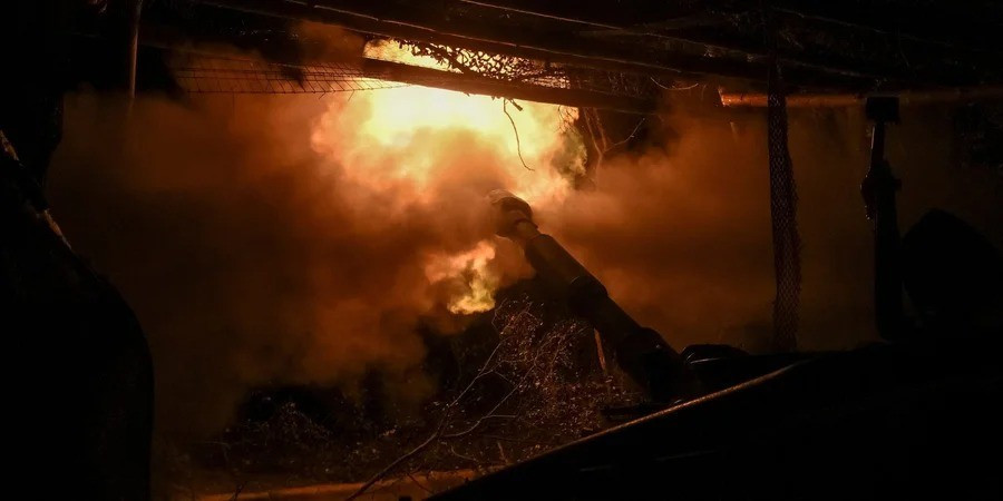 Bakhmut, một thành phố từng thu hút sự chú ý đáng kể trong giai đoạn đầu của cuộc xung đột Nga-Ukraine, có tầm quan trọng chiến lược không thể phủ nhận. Là cửa ngõ dẫn đến hai thành phố song sinh ở phía tây bắc Donbass, một bước đột phá của quân Nga sẽ mở ra một vùng đồng bằng rộng lớn ở phía tây, dẫn thẳng đến hai thành phố này.