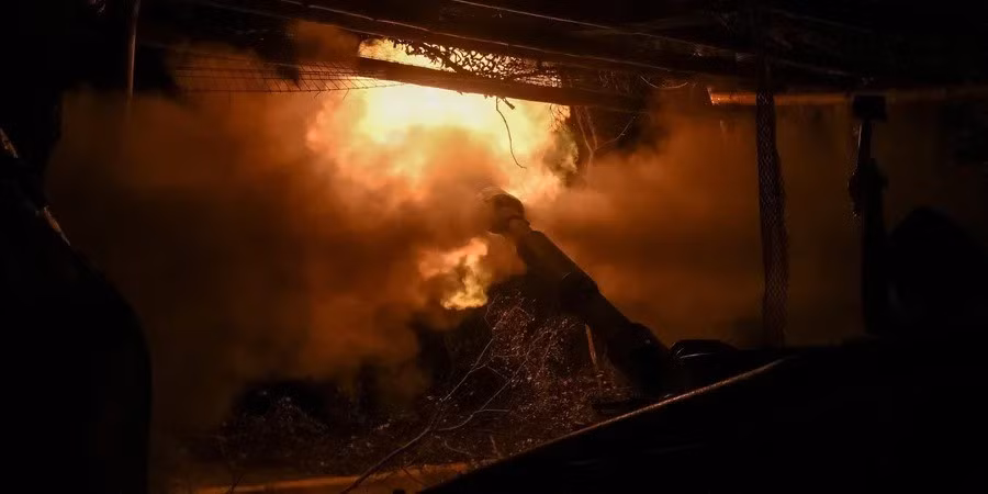 Bakhmut, một thành phố từng thu hút sự chú ý đáng kể trong giai đoạn đầu của cuộc xung đột Nga-Ukraine, có tầm quan trọng chiến lược không thể phủ nhận. Là cửa ngõ dẫn đến hai thành phố song sinh ở phía tây bắc Donbass, một bước đột phá của quân Nga sẽ mở ra một vùng đồng bằng rộng lớn ở phía tây, dẫn thẳng đến hai thành phố này.