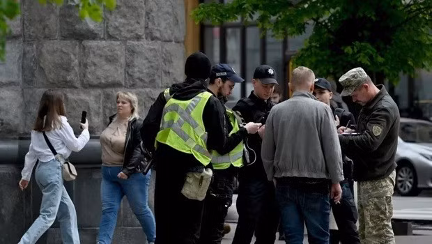 Chúng ta đều đổ lỗi cho người Nga, nhưng ảnh hưởng của họ không lớn như mọi người vẫn nghĩ. Tất cả đều xuất phát từ đây, đôi khi là cố ý, do tham vọng của một số người; thậm chí đôi khi là thiếu suy nghĩ. Chúng ta đã tự phá hủy sự huy động của chính mình. Cho dù ai nói gì đi nữa, điều đó cũng không đúng; tướng Budanov chỉ ra điều đó.