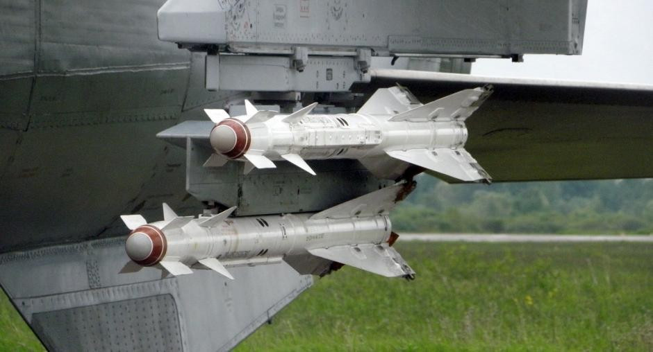 Việc Nga sử dụng tên lửa R-60 gắn trên UAV Gerans không phải là phát minh gì quá mới, mà tiền lệ đã được quan sát thấy từ trước đây trong nhiều cuộc xung đột vũ trang, đặc biệt là ở khu vực Trung Đông. Đã có một trường hợp nổi tiếng là một trực thăng Mi-24 của Syria, đã bắn hạ một máy bay ném bom F-4 Phantom của Israel, bằng loại tên lửa R-60 vào năm 1982.