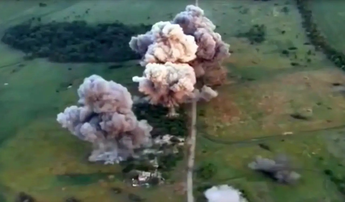 Trong vụ tấn công vào Novoekonomichne, 4 quả bom FAB UMPK (có lẽ là loại bom phá 250 kg), đã tấn công “rất chính xác” dọc theo một con đường. Vì vậy, không thể loại trừ khả năng thời điểm các cuộc không kích trùng với sự di chuyển của đoàn xe cơ giới của đối phương.