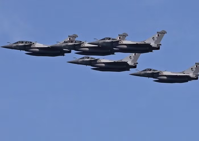 Một số quốc gia, đặc biệt là các nước Trung Đông, không muốn trang bị vũ khí "hoàn toàn của Mỹ" và chịu sự kiểm soát hoàn toàn về mặt quân sự của Mỹ. Mặt khác, họ sợ làm mất lòng Mỹ, nên không thể mua vũ khí do Nga và Trung Quốc sản xuất. Do đó, vũ khí do Pháp sản xuất đã trở thành một mặt hàng "hot" đối với các quốc gia này.