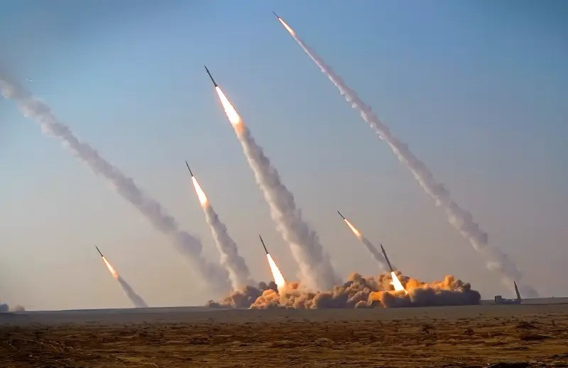 Trong 12 ngày qua, Iran đã hoàn thành ít nhất 21 đợt tấn công tên lửa vào Israel, phóng khoảng 620 tên lửa, trung bình 30 tên lửa mỗi đợt. Mặc dù Israel đã triển khai các hệ thống phòng không đa tầng dày đặc và các hệ thống chống tên lửa THADD, Arrow 2/Arrow 3, Patriot PAC-3, nhưng một số lượng lớn tên lửa của Iran đã đột kích và tấn công thành công nhiều cơ sở hạ tầng quan trọng của Israel, gây ra thiệt hại lớn.