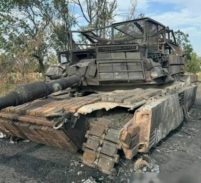 Kể từ khi bắt đầu được sử dụng trong chiến đấu vào tháng 2/2024, tổn thất xe tăng Abrams của Ukraine đã tăng nhanh chóng. Đến tháng 8/2024, 20 trong tổng số 31 chiếc Abrams đã bị phá hủy hoặc thu giữ, và đến tháng 6/2025, con số này đã lên tới 27 xe. Đoạn phim xuất hiện vào ngày 1/9/2024, đã xác nhận việc Nga thu giữ một chiếc Abrams bị bắn hỏng gần Avdiivka, cùng với một chiếc Leopard 2A6 của Đức.