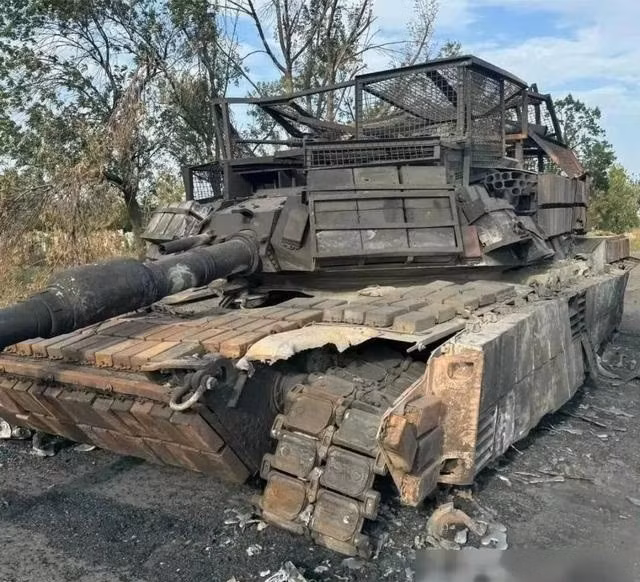 Kể từ khi bắt đầu được sử dụng trong chiến đấu vào tháng 2/2024, tổn thất xe tăng Abrams của Ukraine đã tăng nhanh chóng. Đến tháng 8/2024, 20 trong tổng số 31 chiếc Abrams đã bị phá hủy hoặc thu giữ, và đến tháng 6/2025, con số này đã lên tới 27 xe. Đoạn phim xuất hiện vào ngày 1/9/2024, đã xác nhận việc Nga thu giữ một chiếc Abrams bị bắn hỏng gần Avdiivka, cùng với một chiếc Leopard 2A6 của Đức.