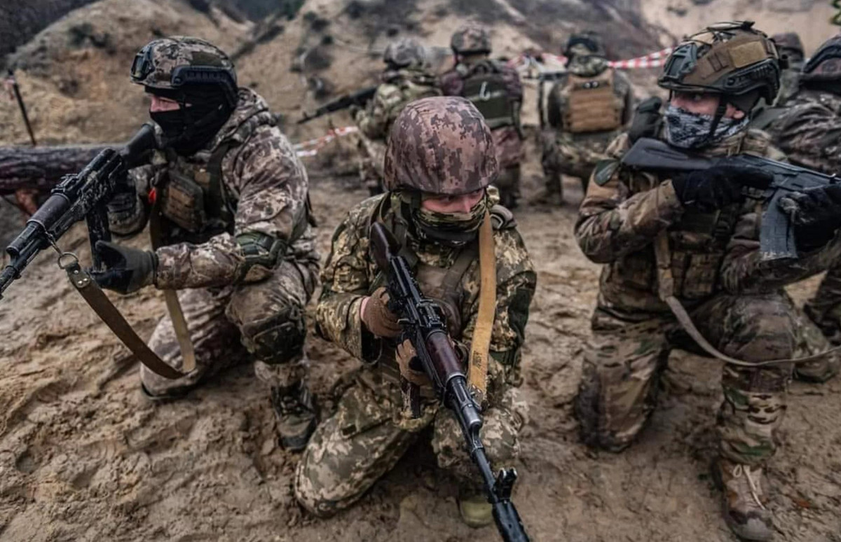 Các Lữ đoàn 14, 112 và 116, đóng quân ở phía đông thành phố, phải dựa vào sự kháng cự của Tiểu đoàn 2 và 19 của Lữ đoàn Vệ binh Quốc gia số 15 trong thành phố để tồn tại. Với những đơn vị chủ chốt này bị đánh bại, các lữ đoàn phía đông ngay lập tức bị lực lượng Nga bao vây một cách nguy hiểm, không có đường thoát.