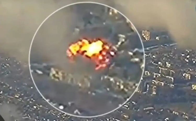 Hiện lực lượng Ukraine đồn trú bảo vệ Kostiantynivka, đang phải liên tục di chuyển từ tòa nhà này sang tòa nhà khác, do sự tấn công liên tục của UAV FPV, pháo binh và bom FAB UMPK của Nga. Nhiều dấu hiệu cho thấy, hệ thống phòng thủ của Ukraine ở Kostyantynivka đang trên bờ vực sụp đổ.