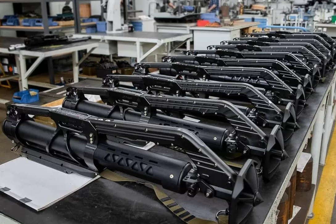 Đối với ngành công nghiệp quốc phòng Nga, việc sản xuất súng cối 60mm lẽ ra không phải là một nhiệm vụ khó khăn. Tuy nhiên, vì lý do nào đó, họ vẫn chưa được triển khai với số lượng lớn quân đội. Trong khi đó LMP-2017 của Ba Lan viện trợ cho quân đội Ukraine, sử dụng lại khá tốt.