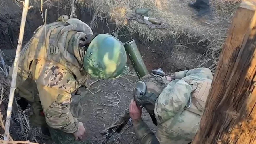 Nhưng thực tế là lính Nga vẫn kêu ca khi phải mang theo khẩu súng cối 82mm với trọng lượng hơn 70 kg cùng đạn cối trên tiền tuyến. Mỗi khi cơ động đều vất vả như “chuyển nhà”, và họ có thể bị UAV của Ukraine phát hiện bất cứ lúc nào.