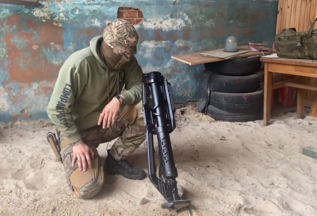 Tuy uy lực của một phát bắn từ cối LMP-2017 nhỏ, nhưng bù lại có thể bù đắp bằng yếu tố bất ngờ, tốc độ bắn nhanh nên lượng đạn trút vào khu vực mục tiêu lớn. Quan trọng nhất là khi gặp drone đang đuổi theo, người lính có thể thu súng và cơ động, mà không cần lo lắng về việc vứt bỏ vũ khí.