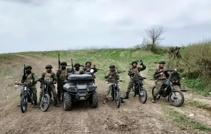 Trên chiến trường Nga-Ukraine hiện nay, chiến thuật tấn công hiện tại của quân đội Nga (RFAF) về cơ bản là tác chiến quy mô nhỏ, với các nhóm bộ binh ba hoặc năm người, bí mật xâm nhập vào phòng tuyến Ukraine, hoặc xâm nhập sau vào phía sau lưng phòng tuyến Ukraine, để phát động một cuộc tấn công bất ngờ.