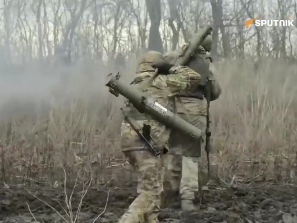 Vậy nguồn hỏa lực chính của các phân đội thâm nhập của RFAF hiện nay là gì? Đó là súng phóng lựu tự động, tên lửa chống tăng, súng máy hạng nặng và nhiều loại máy bay không người lái (UAV) tự sát (FPV) hoặc mang thả chất nổ. Súng cối cũng có, nhưng súng cối 82mm hiện tại là một vấn đề thực sự.