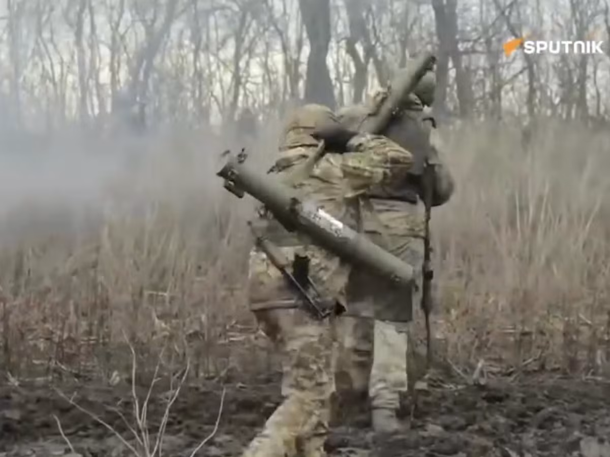 Vậy nguồn hỏa lực chính của các phân đội thâm nhập của RFAF hiện nay là gì? Đó là súng phóng lựu tự động, tên lửa chống tăng, súng máy hạng nặng và nhiều loại máy bay không người lái (UAV) tự sát (FPV) hoặc mang thả chất nổ. Súng cối cũng có, nhưng súng cối 82mm hiện tại là một vấn đề thực sự.