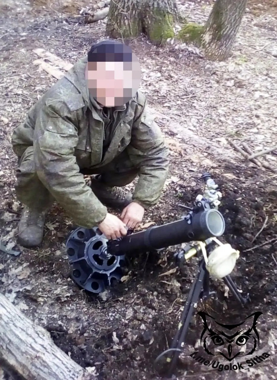 Tuy nhiên, đạn của 2B25 được thiết kế đặc biệt và không thể sử dụng với đạn súng cối 82mm tiêu chuẩn, vì vậy nó hiếm khi được nhìn thấy trên tiền tuyến. Hơn nữa, tầm bắn của nó chỉ 1.200 mét, tương đương với súng cối Ba Lan, trong khi LMP-2017 có trọng lượng chỉ bằng một nửa và có thể được sử dụng chỉ bởi một người.