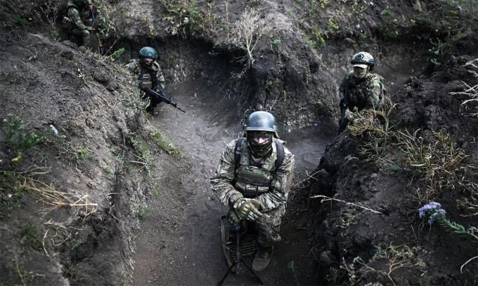 Trong trận chiến này, RFAF đã thực hiện hoàn hảo chiến thuật cổ xưa: đánh lạc hướng về phía đông, tấn công về phía tây. Ban đầu, họ triển khai quân một cách rầm rộ về phía Donetsk, sử dụng hỏa lực pháo binh mạnh mẽ và luân phiên các đơn vị thiết giáp để đánh lạc hướng AFU.