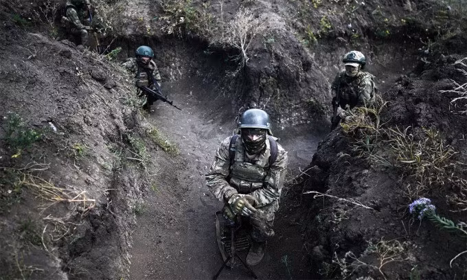 Trong trận chiến này, RFAF đã thực hiện hoàn hảo chiến thuật cổ xưa: đánh lạc hướng về phía đông, tấn công về phía tây. Ban đầu, họ triển khai quân một cách rầm rộ về phía Donetsk, sử dụng hỏa lực pháo binh mạnh mẽ và luân phiên các đơn vị thiết giáp để đánh lạc hướng AFU.