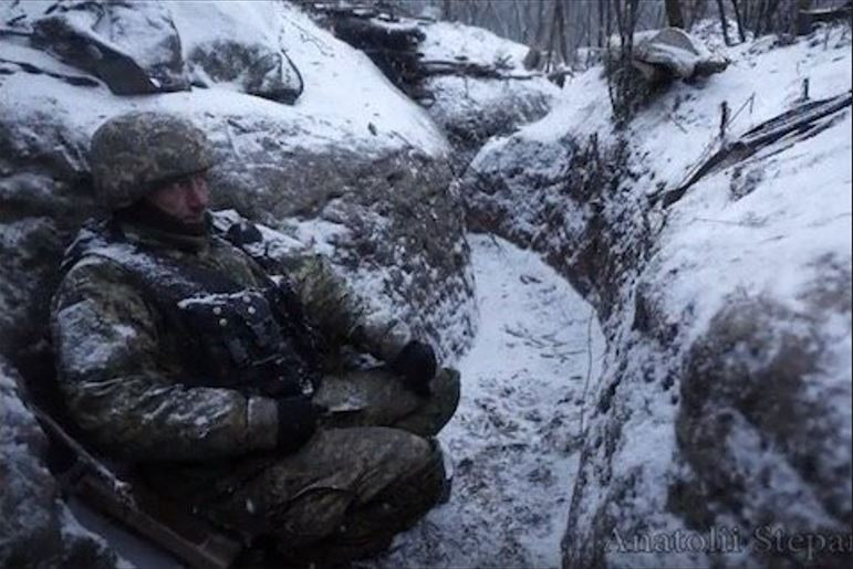 Trên mặt trận Kupyansk (phía nam Kharkiv), đợt rét đậm khiến ngay cả những vị trí được xây dựng kiên cố cũng khó lòng chống chọi nổi. Trong một cuộc đột kích vào một hầm trú ẩn của Ukraine gần Petropavlovka, lính đặc nhiệm Nga đã phát hiện sáu binh sĩ Ukraine chết cóng.