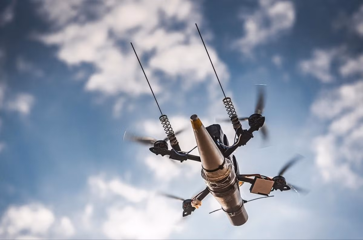 Ở tiền tuyến, tướng Syrskyi chủ trương sử dụng “khu tiêu diệt mục tiêu” bằng UAV rộng 20 km để ngăn chặn lực lượng Nga và cản trở bước tiến của họ trên mọi mặt trận. Ở hậu phương, ông sử dụng UAV tự sát tầm xa và tên lửa để bắn phá các nút hậu cần, cơ sở lọc dầu và vũ khí cấp chiến dịch sâu trong lãnh thổ Nga.