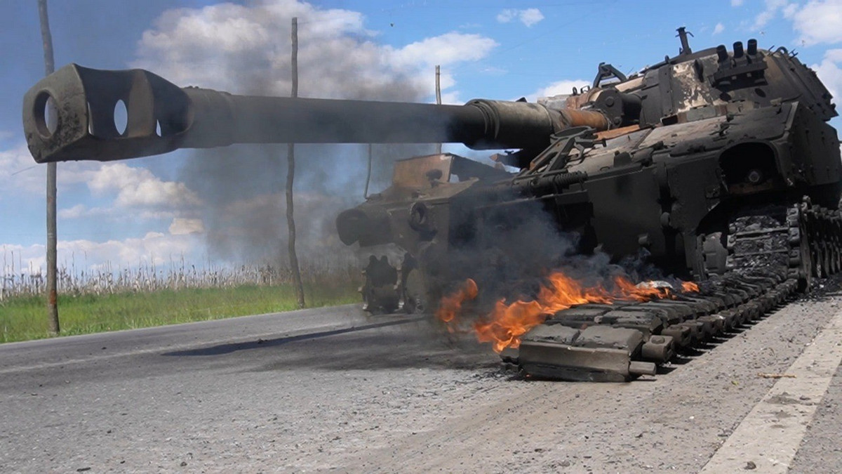 Còn kênh RVvoenkory của Nga, thì cung cấp các đoạn video giám sát khách quan từ trên mạng Internet, cho thấy hàng chục phương tiện quân sự của quân đội Ukraine, đã bị UAV FPV và hỏa lực pháo binh của Nga phá hủy tại lối vào khu vực trung tâm thành phố Pokrovsk.