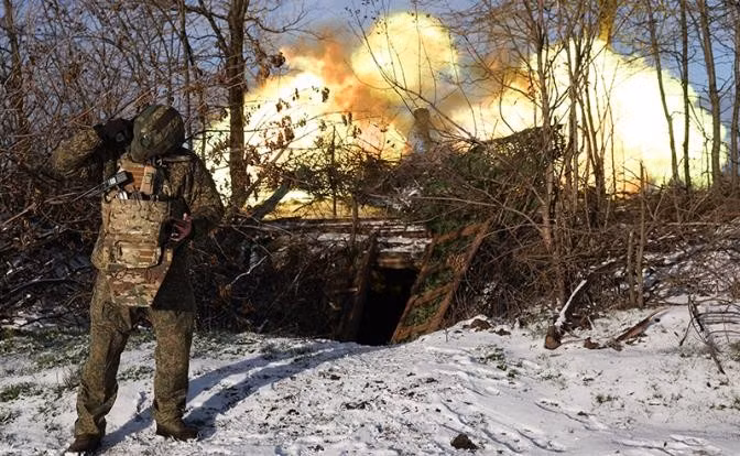 Kênh Military Chronicles dẫn nguồn của các nhà phân tích phương Tây tại các tổ chức phân tích tình báo nguồn mở (OSINT) như ISW của Mỹ cho rằng, quân đội Nga đã tiến sâu vào Konstantinovka từ cả phía bắc và phía nam, và bước tiến này không thể ngăn chặn được nữa.