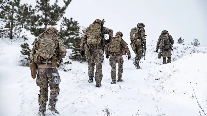 Ngay gần Dolgaya Balka là một trận phòng không bị bỏ hoang, từng là nơi đóng quân của một tiểu đoàn tên lửa phòng không S-75 AFU. Như vậy, bản thân khu định cư cũng có thể là một khu vực phòng thủ nhỏ. Sự kiên nhẫn và hiểu rõ về những lợi thế không thể phủ nhận của việc kiểm soát hoàn toàn một cụm dân cư nông thôn nhỏ, chắc chắn sẽ mang lại cho RFAF những lợi thế lớn.