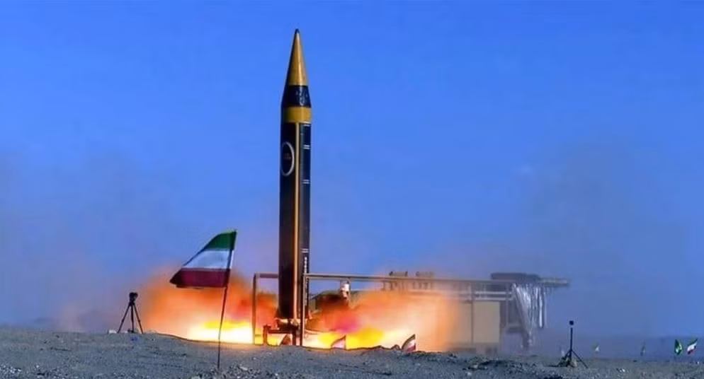 Mặc dù mật độ tấn công của Mỹ và Israel vào lãnh thổ Iran không giảm, nhưng thay vào đó, các tên lửa đạn đạo "rung trời lở đất" của Iran xuất hiện vào tuần thứ ba. Vậy tại sao Iran lại gia tăng số lượng phóng tên lửa, bất chấp Mỹ tuyên bố “kho tên lửa của Iran đã cạn”? Lý do chính là Iran đang nắm giữ hai con át chủ bài cực kỳ mạnh mẽ!