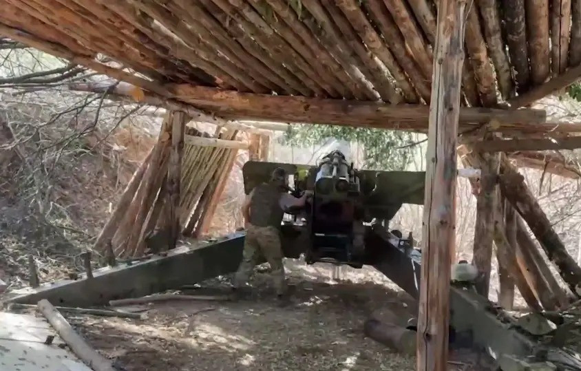 Bên cạnh đó, việc quân Ukraine còn lại ở Chasov Yar, cũng là lực lượng ngăn cản, không cho RFAF tận dụng địa hình cao của thành phố này, để nã pháo xuống các khu vực thấp hơn Chasov Yar như Kostiantynivka, Druzhkivka và đặc biệt là hai đô thị lớn còn lại ở Donbass là Kramatorsk và Sloviansk.