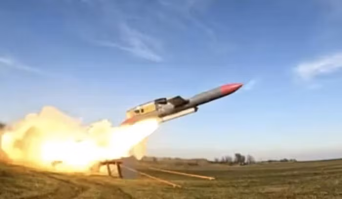 Như vậy, tên lửa Flamingo của Ukraine đã lần đầu thực chiến và theo thông tin do truyền thông ủng hộ Kiev công bố, chúng đã thể hiện được uy lực đáng gờm, thu hút sự chú ý và thảo luận trên khắp thế giới. Tuy nhiên lần xuất trận thứ hai, nó đã ngay lập tức bị phòng không Nga bắn hạ. (nguồn ảnh Military Review, Ukrinform, Al Jazeera).