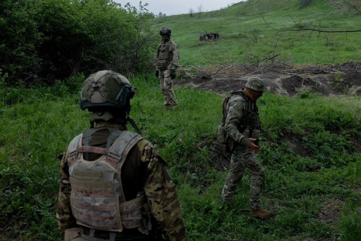 Tuy nhiên về lâu dài, chiến thắng chiến thuật này chưa chắc đã chuyển thành lợi thế chiến lược của RFAF. Trong khi Nga tạm thời nắm thế chủ động, nhưng AFU cũng đang điều chỉnh chiến thuật, có khả năng chuyển sang chiến tranh du kích linh hoạt hơn và chiến tranh tiêu hao. (nguồn ảnh Military Review, Ukrinform, Rvvoenkory).