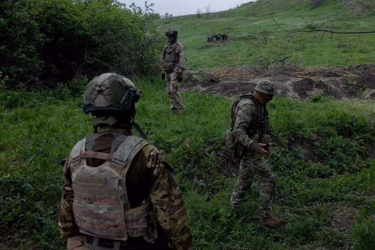 Tuy nhiên về lâu dài, chiến thắng chiến thuật này chưa chắc đã chuyển thành lợi thế chiến lược của RFAF. Trong khi Nga tạm thời nắm thế chủ động, nhưng AFU cũng đang điều chỉnh chiến thuật, có khả năng chuyển sang chiến tranh du kích linh hoạt hơn và chiến tranh tiêu hao. (nguồn ảnh Military Review, Ukrinform, Rvvoenkory).